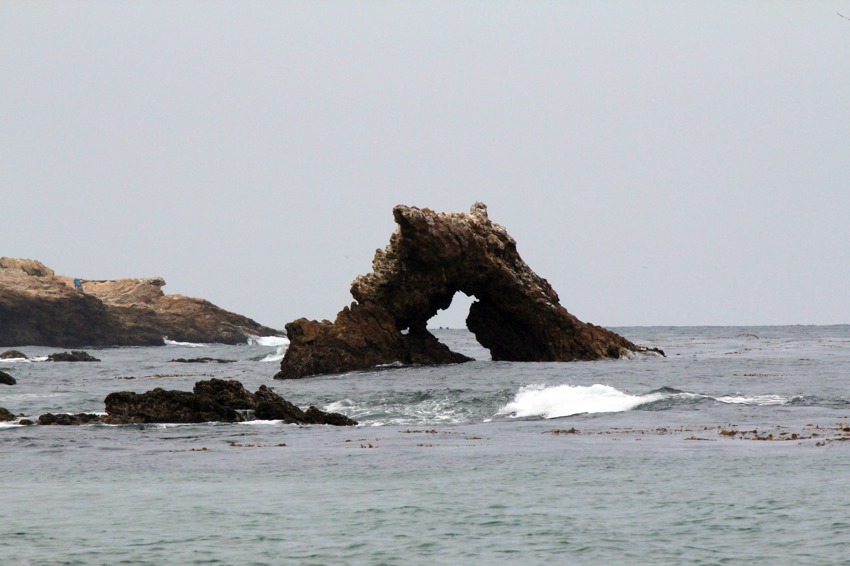 Cueva marina en cornoa del mar