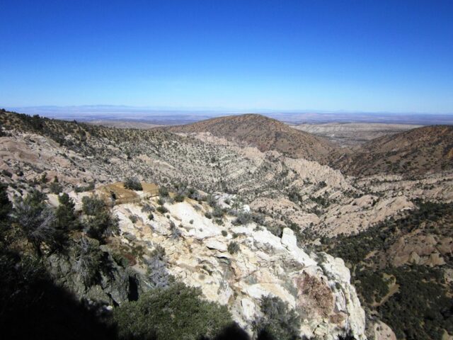 Devil's Chair Hike in Devil's Punchbowl County Park - California ...