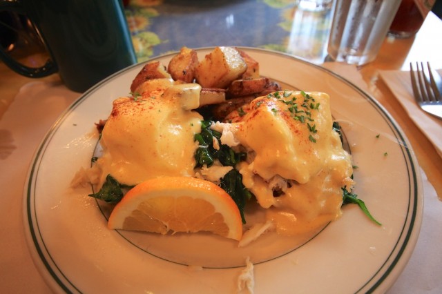 Mamas Crab Eggs Benedict