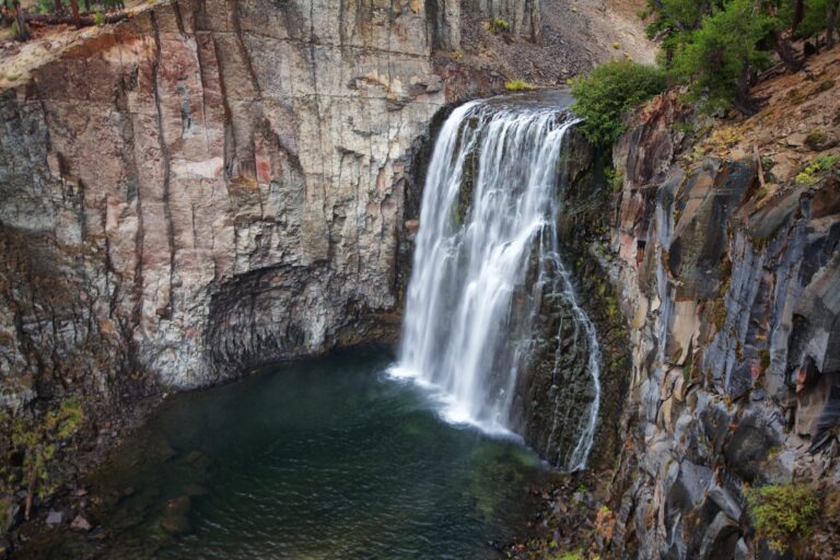 Rainbow Falls: 100 Foot Waterfall in Devils Postpile